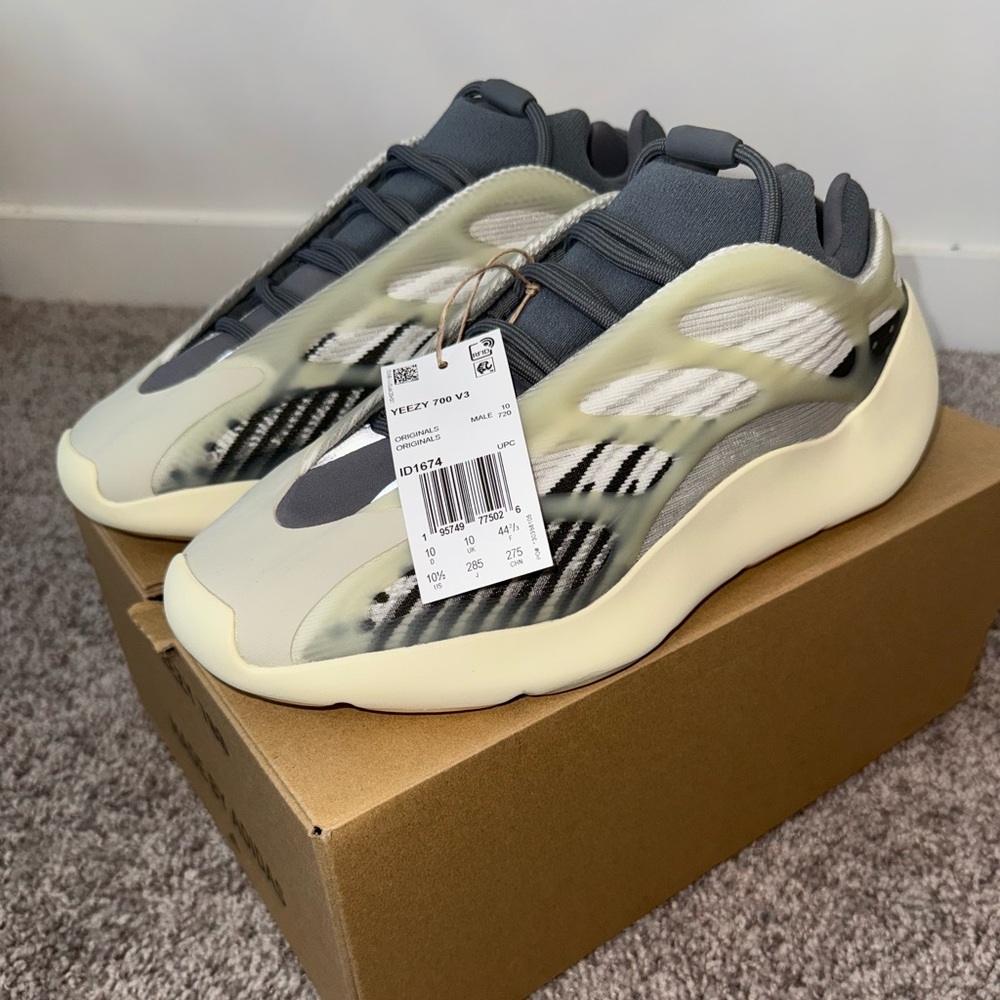 YEEZY 700 V3